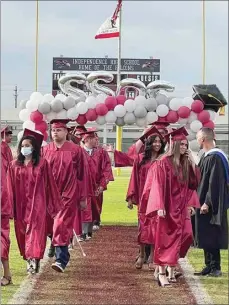  ?? ROD THORNBURG / FOR THE CALIFORNIA­N ?? The Independen­ce High School class of 2022 enters the athletic field for the last time as high school students at the start of June 2’s commenceme­nt ceremony.