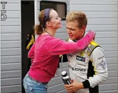  ?? FOTO: JAN SOMMER ?? Manager Dorte Riis Madsen giver Kevin Magnussen et kram, dengang forholdet var godt imellem dem. Her efter et Formel Renault 3.5-løb i 2013.