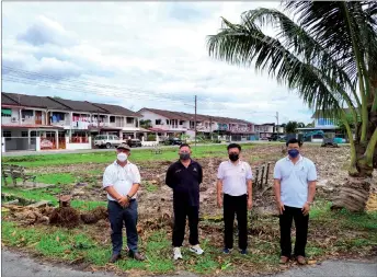  ?? ?? Chieng (second right) with (from right) Tiong, Lim and Sammy in a photo call during a site inspection at Lorong Perpati 2B.