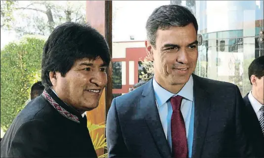  ?? J.J. GUILLÉN / EFE ?? Evo Morales y Pedro Sánchez ayer en Santa Cruz de la Sierra (Bolivia)
