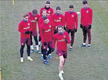  ??  ?? AL FRENTE. Godín hace un ejercicio en la sesión de entrenamie­nto del Atlético.