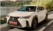  ??  ?? La«clessidra». Lexus Ux esbisce una calandra dalla foggia ormai iconica. sotto al cofano un powertrain ibrido due litri che eroga 184 cavalli