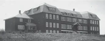  ??  ?? A historical photo of Pelican Lake Indian Residentia­l School in northweste­rn Ontario.