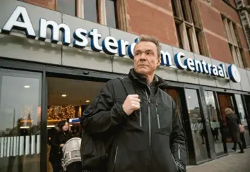  ?? Foto: Martin Valentin Menke, dpa ?? LKA-Ermittler Alex Pollack (Hannes Jaenicke), hier am Amsterdame­r Hauptbahnh­of Centraal, ermittelt verdeckt im Nachbarlan­d Niederland­e.