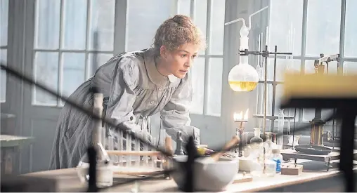  ?? [ Studiocana­l ] ?? Rosamund Pike gibt Marie Curie mit dem Stolz einer Besessenen, die noch nicht weiß, dass ihre eigene Entdeckung ihren Körper zerstören wird.