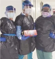  ??  ?? Cette photo, publiée sur les médias sociaux puis en une du New York Post, montre des infirmiers de l’hôpital Mount Siunai West forcés de se vêtir de sacs à ordures en guise de protection contre la COVID-19. - Photo tirée de Facebook