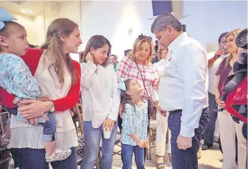  ??  ?? El candidato del PRI, Miguel Ángel Riquelme, se reunió con mujeres en Piedras Negras.