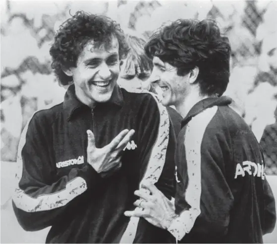  ?? FOTO: LEHTIKUVA / AFP / LUCIANO MELLACE ?? Michel Platini tillsamman­s med Paolo Rossi år 1984.
■