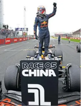  ?? M. THOMPSON (GETTY) ?? Verstappen celebra su triunfo en el GP de China.