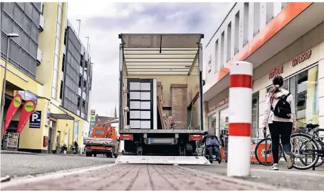  ?? FOTO: STEPHAN KÖHLEN ?? Eine alltäglich­e Situation am Kronengart­en: Lkw versperren den Bürgerstei­g, weil sie die Ware anders nicht abladen können.