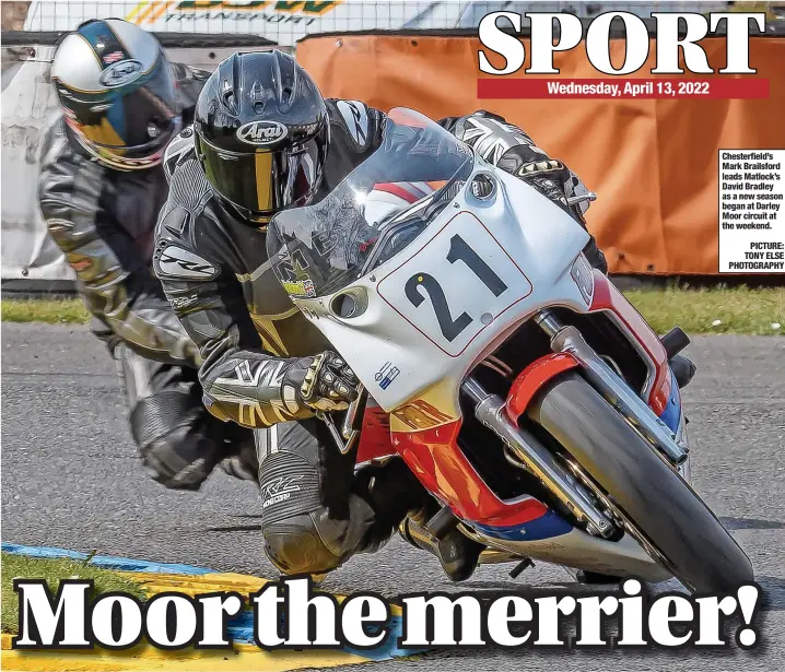  ?? PICTURE: TONY ELSE PHOTOGRAPH­Y ?? Chesterfie­ld’s Mark Brailsford leads Matlock’s David Bradley as a new season began at Darley Moor circuit at the weekend.