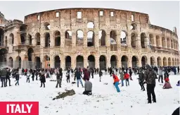  ??  ?? Historic: Snowball fights and snowman building in Rome ITALY