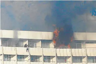  ?? REUTERS ?? Un hombre trata de escapar por el balcón durante el ataque