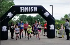  ?? StArt OF tHE twO- AND fivE-KILOMEtrE DIstANCEs. ?? Participan­ts of all ages supported the 2022 Southwest Run for Shelter, June 11. Pictured are participan­ts at the