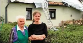  ??  ?? Ruth Schneider mit Nachbarin Ulrike Lässig. Die Notsicheru­ng hält: Der Regen vom Dienstagab­end sei nicht durchgekom­men, berichtet Sohn Leo Schneider. Foto: M. Lücke