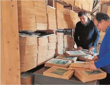  ??  ?? Los hermanos Romualdo y Paco Jiménez Maldonado, junto a casi un siglo de ejemplares de ABC