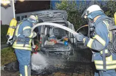  ?? FOTO: KLAUS WEISS ?? Die Bad Buchauer Feuerwehr konnte den Brand im Kofferraum rasch löschen.