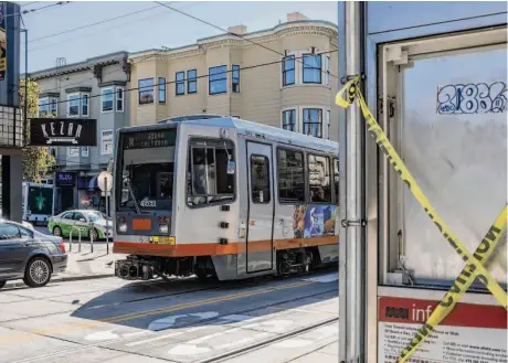  ?? Jessica Christian/The Chronicle 2018 ?? Glass panels might become a thing of the past in Muni transit shelters, given the rates of vandalism and expensive repair costs.