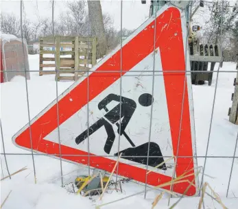  ?? FOTO: BERND WÜSTNECK ?? Winterbaus­tellen bringen Probleme mit sich. Um bestimmte Baustoffe zu verarbeite­n, darf die Temperatur zum Beispiel nicht unter einen gewissen Wert sinken.