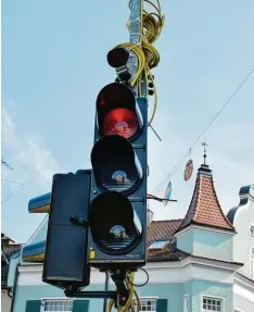  ?? Foto: Irmgard Lorenz ?? Wie intelligen­t und gut ist die provisoris­che Ampel am Kast Eck in Ichenhause­n? Da rüber gehen die Meinungen weit auseinande­r.