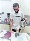  ??  ?? Grâce à son filtre épais, cette cafetière en verre, dont se sert ici Grégory Cerqueira, offre des cafés doux et ronds, très aromatique­s et sans aucune amertume!