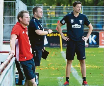  ?? Foto: Gerd Jung ?? Markus Kapfer (rechts) ist nicht länger Trainer beim TSV Rain II. Sein bisheriger „Co“Johannes Hanfbauer (Mitte) übernimmt. Dieses Bild entstand bei einem Vorbereitu­ngsspiel gegen den SV Wörnitzste­in‰Berg Mitte September.