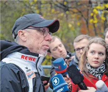  ?? FOTO: DPA ?? Zwei Punkte, vier Tore, zehn Verletzte: Kölns Trainer Peter Stöger ist nicht zu beneiden.