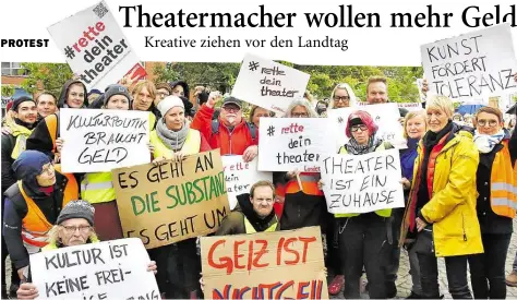  ?? BILD: KLAUS WIESCHEMEY­ER ?? Auch Theaterleu­te aus Wilhelmsha­ven protestier­ten am Mittwoch in Hannover.