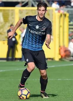  ??  ?? Nerazzurro Roberto Gagliardin­i, 24 anni compiuti sabato scorso, con la maglia della scorsa stagione dell’Atalanta e, più a destra, con quella dell’Inter nell’attuale campionato. Il centrocamp­ista è passato alla corte di Suning nel gennaio del 2017 per...