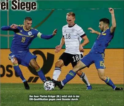  ??  ?? Der Auer Florian Krüger (M.) setzt sich in der EM-Qualifikat­ion gegen zwei Bosnier durch.