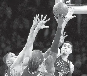  ?? Rick Loomis Los Angeles Times ?? KOBE BRYANT, stuck in the middle of, from left, San Antonio’s Tim Duncan, Kawhi Leonard and Danny Green, scored only f ive points on the 10- year anniversar­y of his 81- point game.