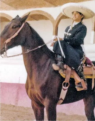  ??  ?? A caballo en una foto en el lienzo charro “Salvador Gómez C."