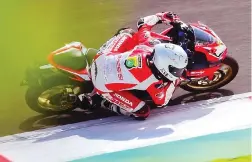  ?? TIM MEDIA MARIO SURYO AJI UNTUK JAWA POS ?? WAKILI INDONESIA: Pembalap Honda Team Asia Mario Suryo Aji menjajal lintasan di Sirkuit Mandalika, Lombok, Senin (17/1).