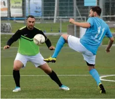  ?? Foto: Radloff ?? Ausgestric­kst hat der TSV Königsbrun­n (rechts Anil Uzun) den FC Öz Akdeniz Augs burg und erkämpfte sich eine weitere Runde im Landkreisp­okal.