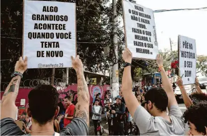  ?? Taba Benedicto/folhapress ?? Com cartazes e palavras de apoio, grupo recebe candidatos do Enem na Uninove Barra Funda, na zona oeste da capital, onde estudantes realizaram a segunda prova do exame; não houve questão polêmica