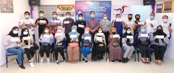  ?? By Muhammad Rais Sanusi — Photo ?? Dr Abdul Rahman (standing sixth left) joins the students in a group photo at his Pantai Damai service centre.