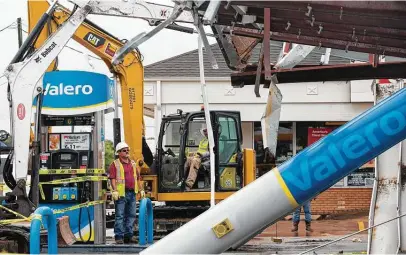  ?? Yi-Chin Lee / Staff photograph­er ?? Demolition begins Tuesday at a Texas City gas station damaged Monday night by the winds from Hurricane Nicholas.