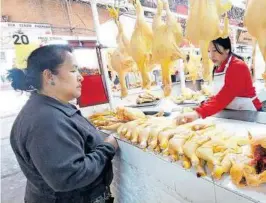  ?? ?? El kilogramo de pollo con hueso está en 58 pesos, el de maciza en 65 pesos en el mercado de Tlaxcala /TOMÁS BAÑOS