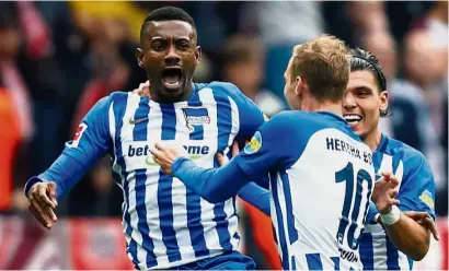  ?? — AFP ?? Saviour: Hertha Berlin’s Salomon Kalou (left) scored from the penalty spot in the 1-1 draw against Freiburg on Sunday.