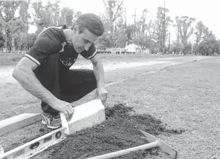  ?? SEBASTIÁN CORTÉS-LA NUEVA. ?? En plena tarea, César Waldbillig continúa con la puesta a punto del circuito.