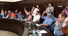  ?? ?? l El alcalde Antonio Astiazarán encabezó ayer la sesión de Cabildo donde se propuso la agilizació­n de trámites.