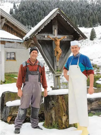  ?? Fotos (2): Mariele Schulze Berndt ?? Es ist ein ungemütlic­her Frühling in Tirol – nicht nur, was das Wetter betrifft. Sepp Mayr (links), Vertreter der Almbauern, hadert mit den Folgen des „Kuh-Urteils“. Neben ihm steht Käser Johann Schönauer.