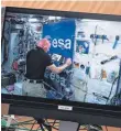 ??  ?? Alexander Gerst steuert den Roboter aus dem Weltall.