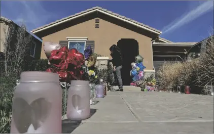  ?? AP PHOTO/DAMIAN DOVARGANES ?? Neighbors write down messages for the Turpin’s children on the front door of the home of David and Louise Turpin where police arrested the couple accused of holding 13 children captive in Perris, Calif., in 2018.