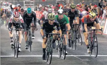  ??  ?? HASTA LA META. Caleb Ewan se impuso bajo la lluvia en Yas Marina y no lo celebró hasta pasar la linea.