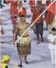  ?? FOTOS (2): DPA ?? Sein Auftritt als Fahnenträg­er für Tonga bei Olympia in Rio machte Pita Taufatofua weltberühm­t, 2017 war er dann schon Langläufer.