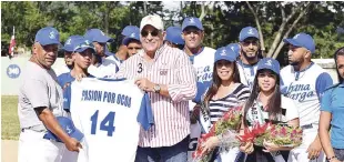  ?? FUENTE EXTERNA ?? El senador Pedro Alegría en la inauguraci­ón del torneo junto al equipo que auspicia para esa justa de béisbol de la provincia de Ocoa.