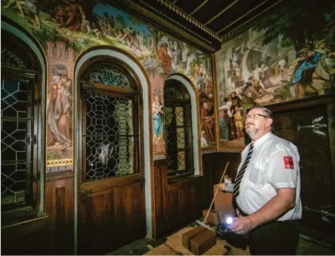  ?? Fotos: Benedikt Siegert ?? Hier kommt kein Tourist hin: Horst Zimmermann wirft einen prüfenden Blick in die erste Wohnung von Ludwig II.