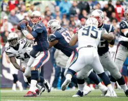  ??  ?? El quarterbac­k de Patriots lanzó para 333 yardas y un touchdown.