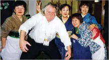  ?? CONTRIBUTE­D ?? Tom Archdeacon giving a sumo pose as he kibitzes with waitresses at a traditiona­l Japanese restaurant he frequented in Nagano during the 1998 Winter Olympics.